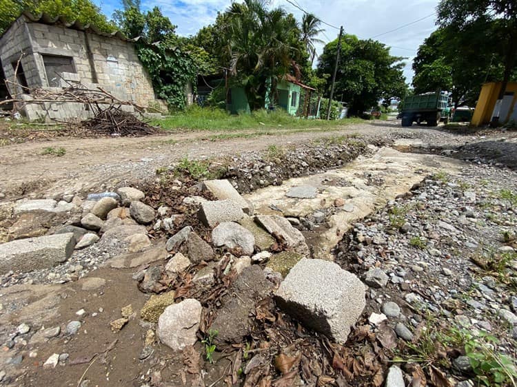 Calles en mal estado, problemática que afecta a habitantes en congregación Dos Lomas