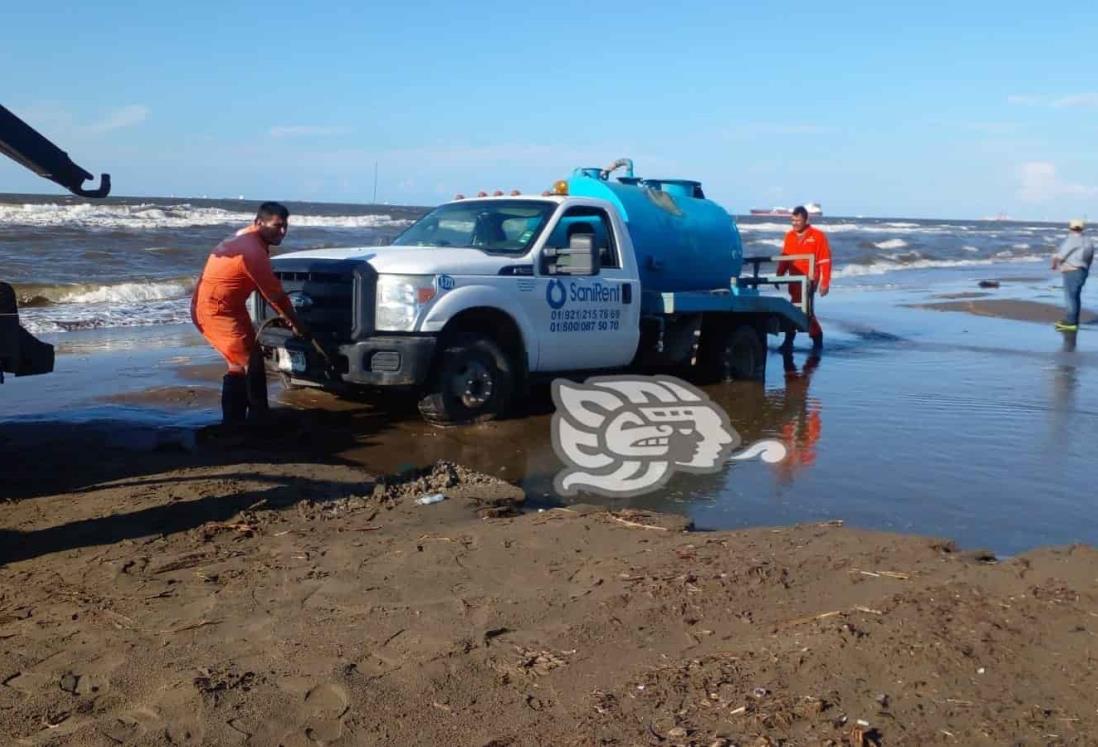 Se atasca unidad de Sanirent mientras descargaba residuos en la playa(+Video)