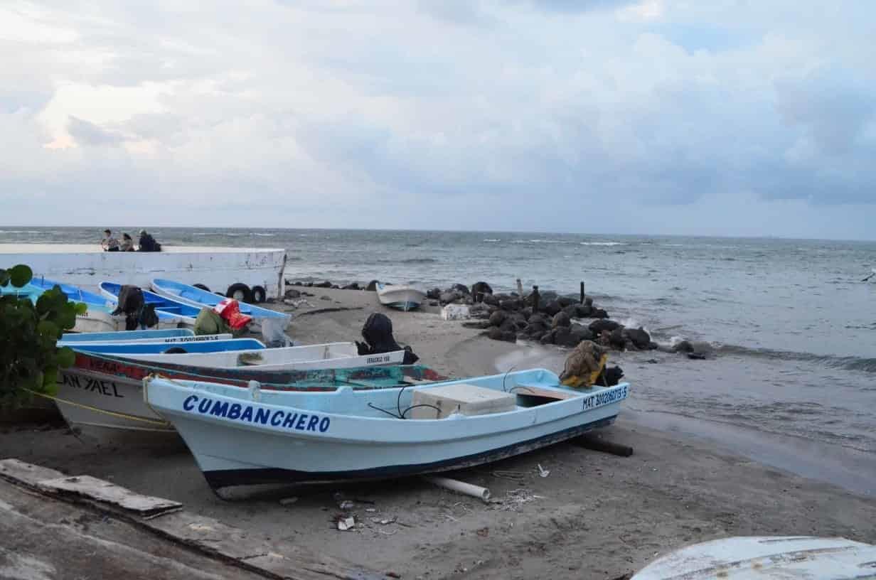 Pescadores de Veracruz reguardan sus lanchas ante mal tiempo por norte