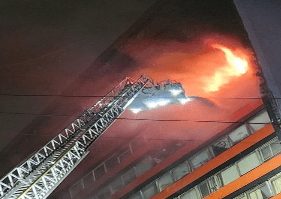 Se incendia edificio en CDMX; evacúan a 150 personas (+Video)