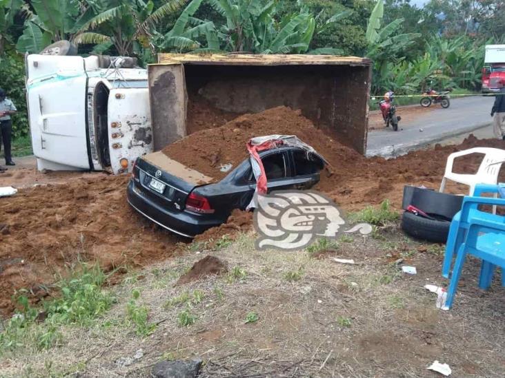 Tras volcadura, camión sepulta vehículo en la Fortín-Huatusco