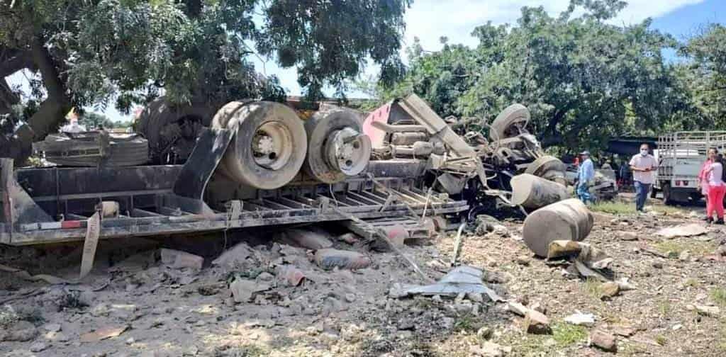 Tráiler impacta contra al menos 10 autos en la México-Cuautla (+Video)