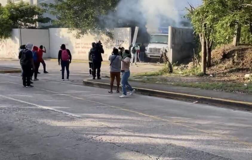 Normalistas incendian autos y dañan Palacio de Justicia de Iguala