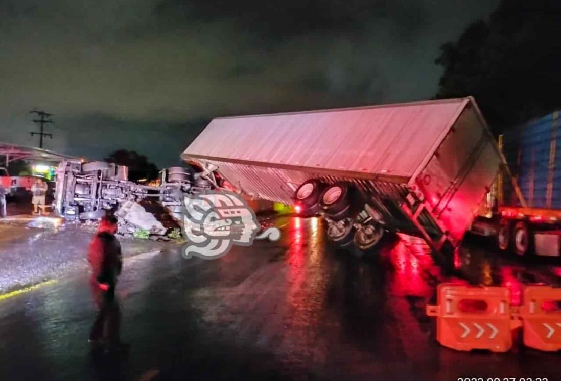 Vuelca tráiler en la Puebla-Orizaba; no hubo lesionados