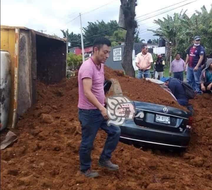 Tras volcadura, camión sepulta vehículo en la Fortín-Huatusco