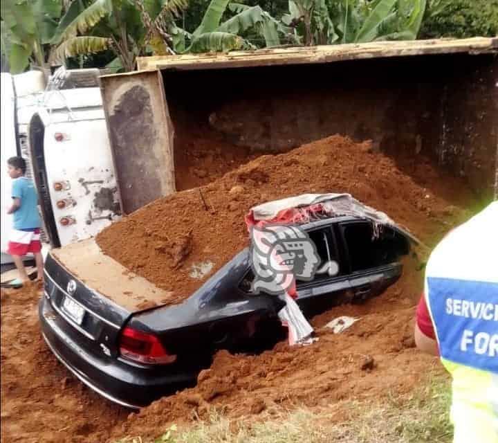 Tras volcadura, camión sepulta vehículo en la Fortín-Huatusco