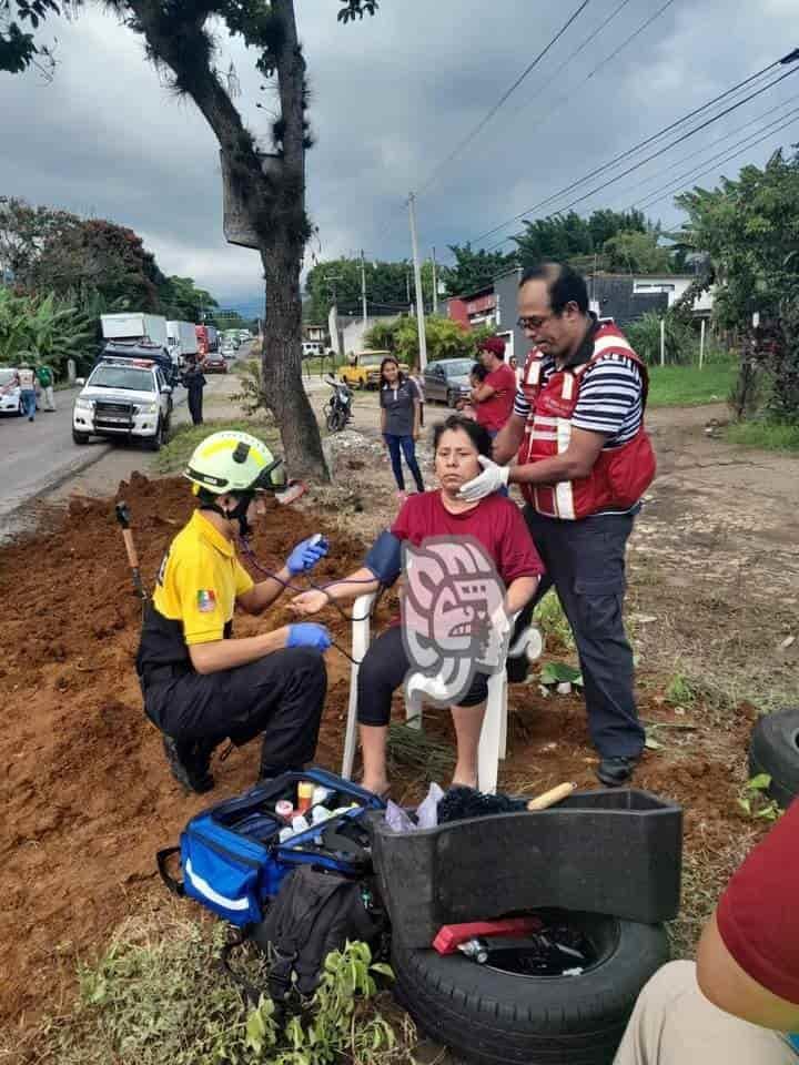 Tras volcadura, camión sepulta vehículo en la Fortín-Huatusco