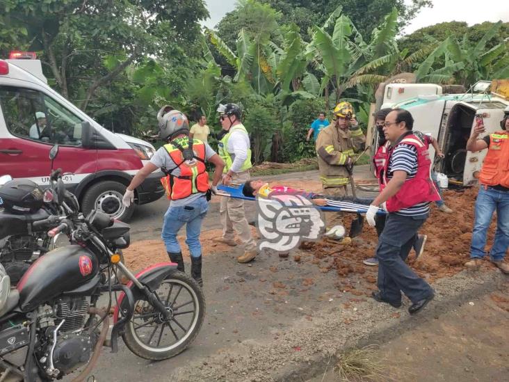 Tras volcadura, camión sepulta vehículo en la Fortín-Huatusco