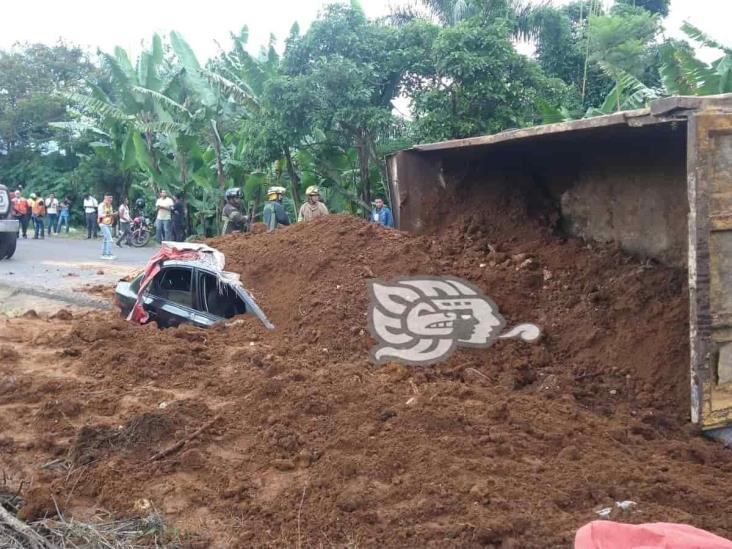 Tras volcadura, camión sepulta vehículo en la Fortín-Huatusco