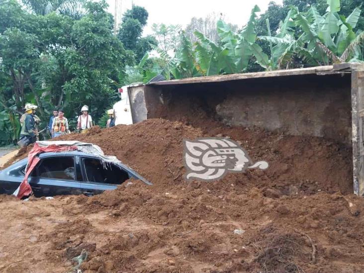 Tras volcadura, camión sepulta vehículo en la Fortín-Huatusco