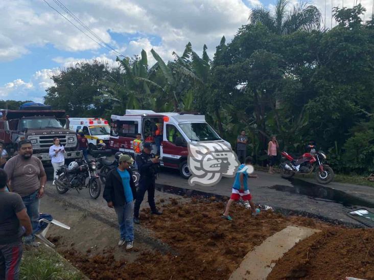 Tras volcadura, camión sepulta vehículo en la Fortín-Huatusco