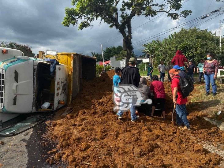 Tras volcadura, camión sepulta vehículo en la Fortín-Huatusco