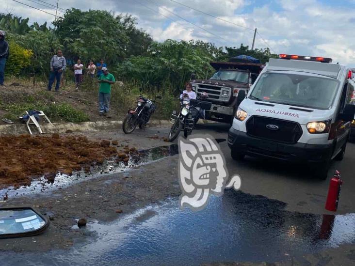 Tras volcadura, camión sepulta vehículo en la Fortín-Huatusco