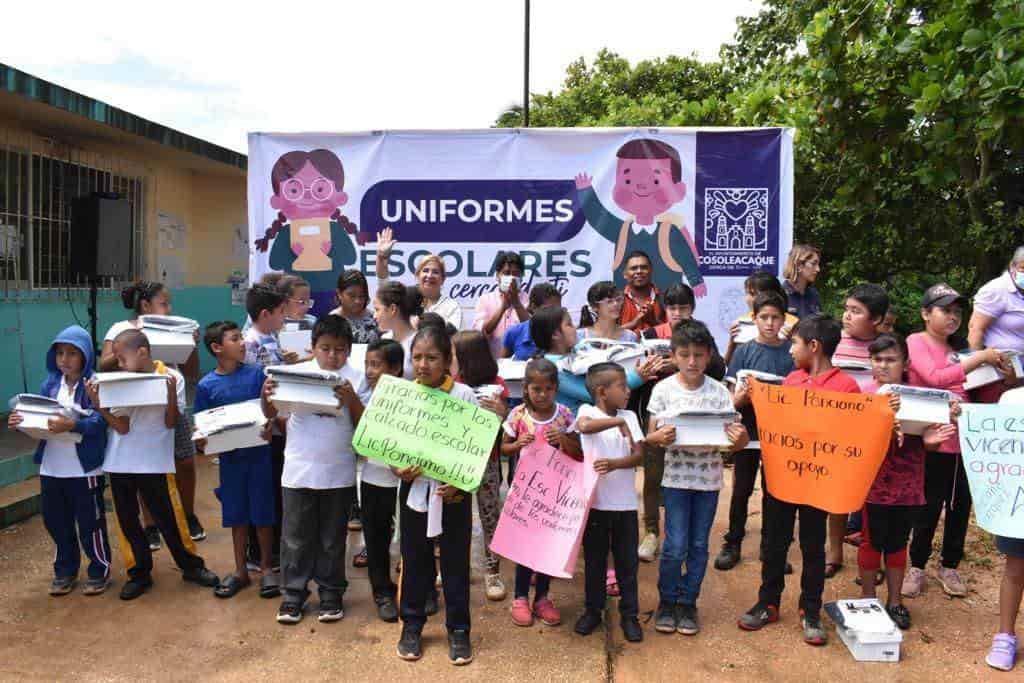 Ponciano Vázquez continúa entregando uniformes