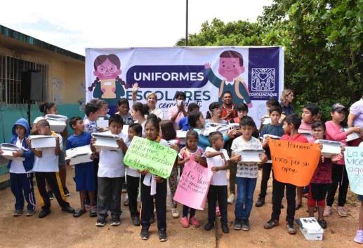 Ponciano Vázquez continúa entregando uniformes