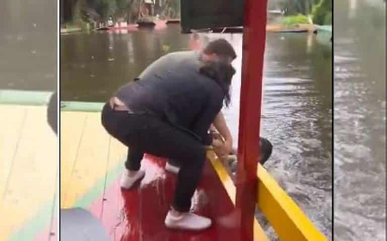 Al ritmo de El Tucanazo, joven cae de trajinera en Xochimilco (Video)