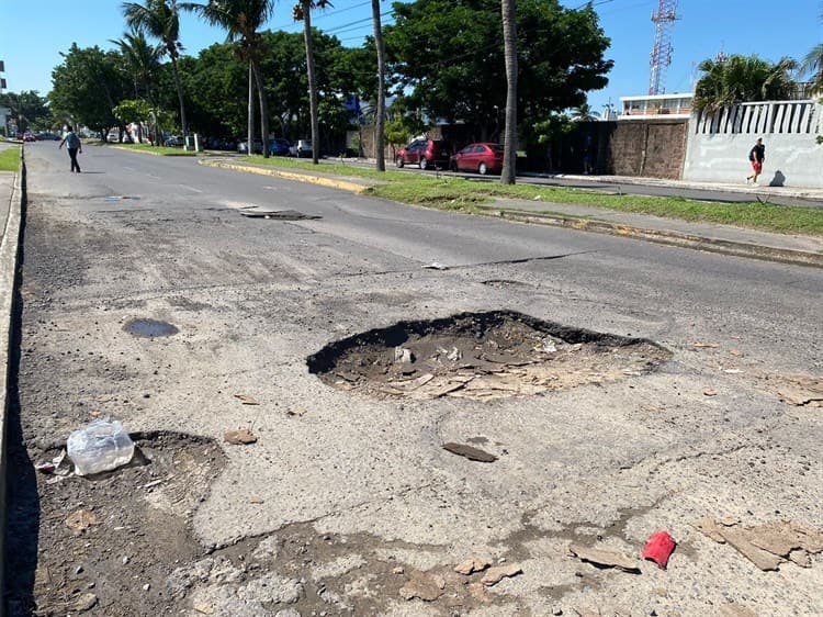 Reportan ‘enormes’ baches en la avenida de las Palmeras en Boca del Río