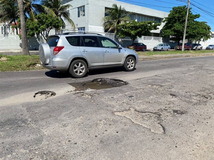 Reportan ‘enormes’ baches en la avenida de las Palmeras en Boca del Río