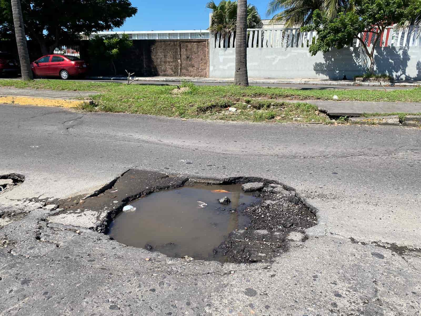 Reportan ‘enormes’ baches en la avenida de las Palmeras en Boca del Río