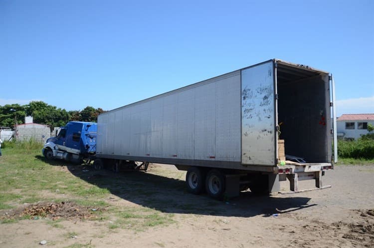 Retiran tráiler de tienda de conveniencia “guardado” en escuela primaria de Veracruz