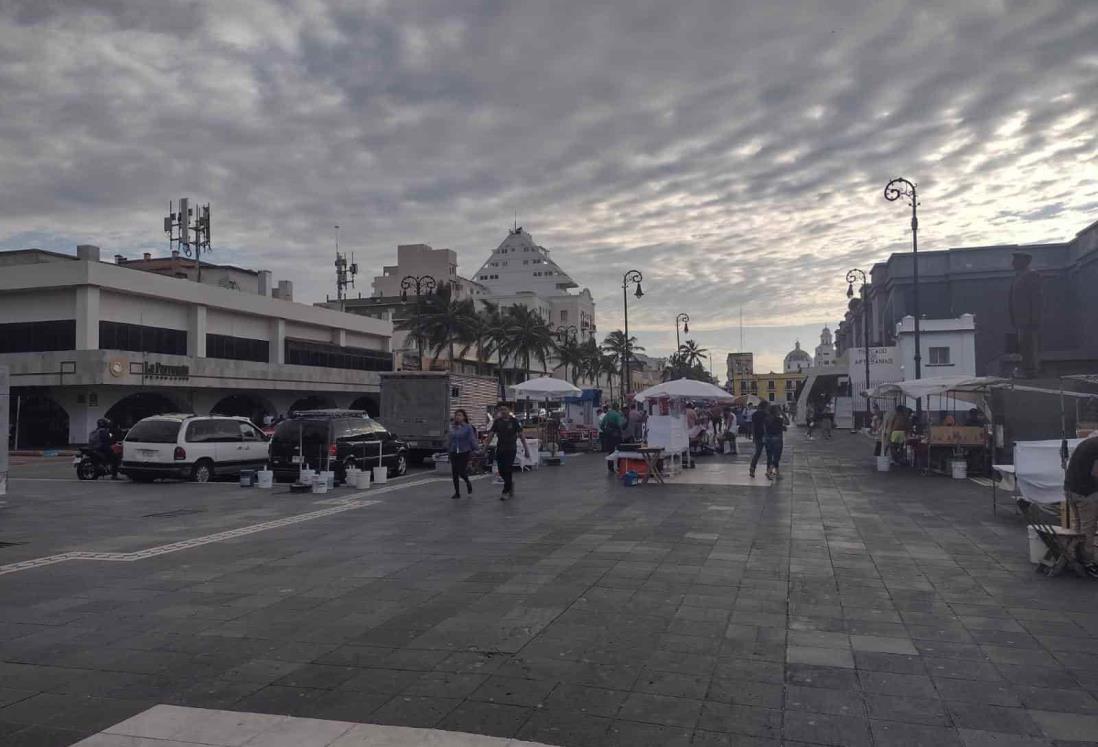 Permanecen vendedores ambulantes en el Malecón pese a evento de norte en Veracruz