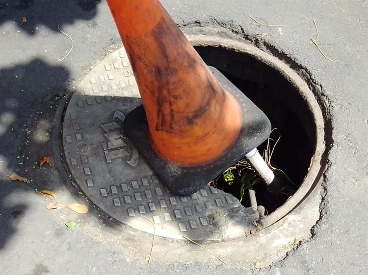 Luego de dos meses, CFE compone registro deteriorado en calle de Boca del Río