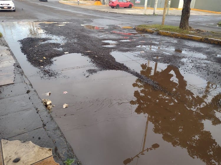 Vecinos piden reparación de calles por baches y encharcamientos en colonia Nueva Era