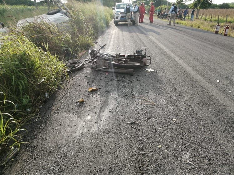 Vuelca pipa de gas en Tlaxlicoyan para evitar impactar a motociclista