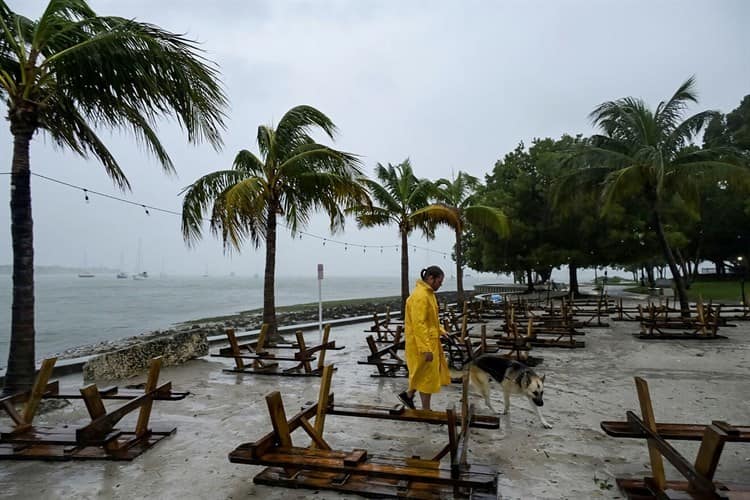 Emiten alerta en EU por huracán Ian, es calificado como uno de los más peligrosos