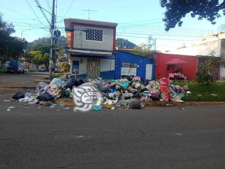 Exponen a xalapeños que abandonan sus desechos en avenida Villahermosa