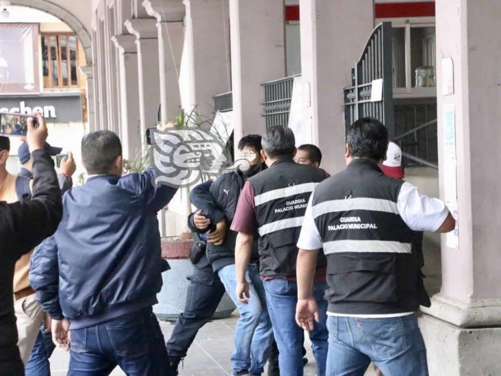 Detienen a joven tras encarar a líder social en el centro de Xalapa (+Video)