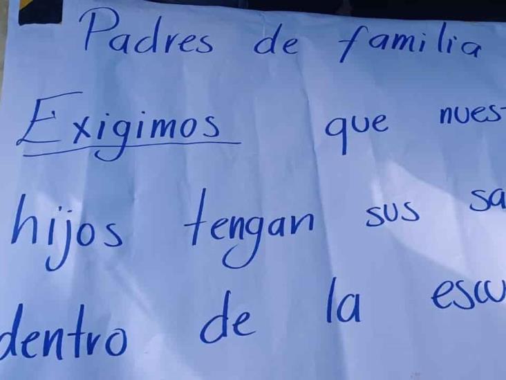 Bloquean carretera Chocamán-Coscomatepec en demanda de que se construyan 2 aulas