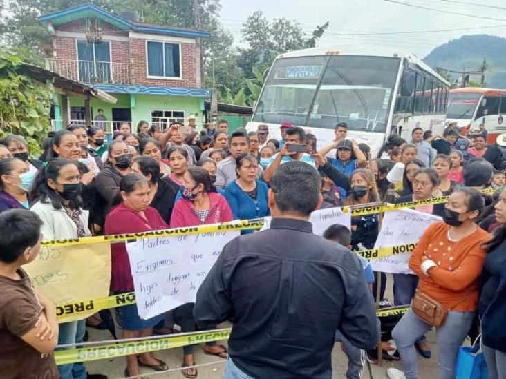 Bloquean carretera Chocamán-Coscomatepec en demanda de que se construyan 2 aulas