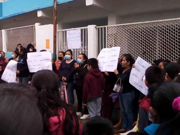 Bloquean carretera Chocamán-Coscomatepec en demanda de que se construyan 2 aulas