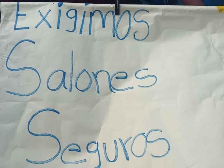 Bloquean carretera Chocamán-Coscomatepec en demanda de que se construyan 2 aulas