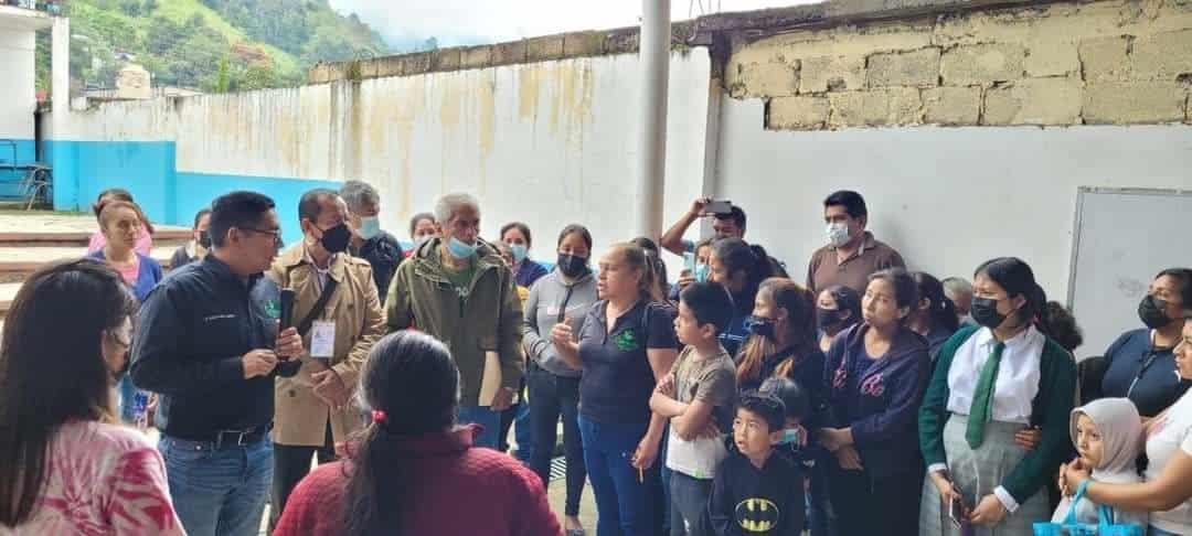 Bloquean carretera Chocamán-Coscomatepec en demanda de que se construyan 2 aulas