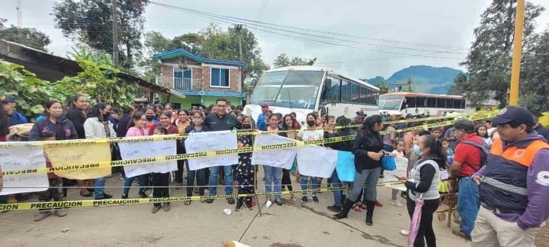 Bloquean carretera Chocamán-Coscomatepec en demanda de que se construyan 2 aulas