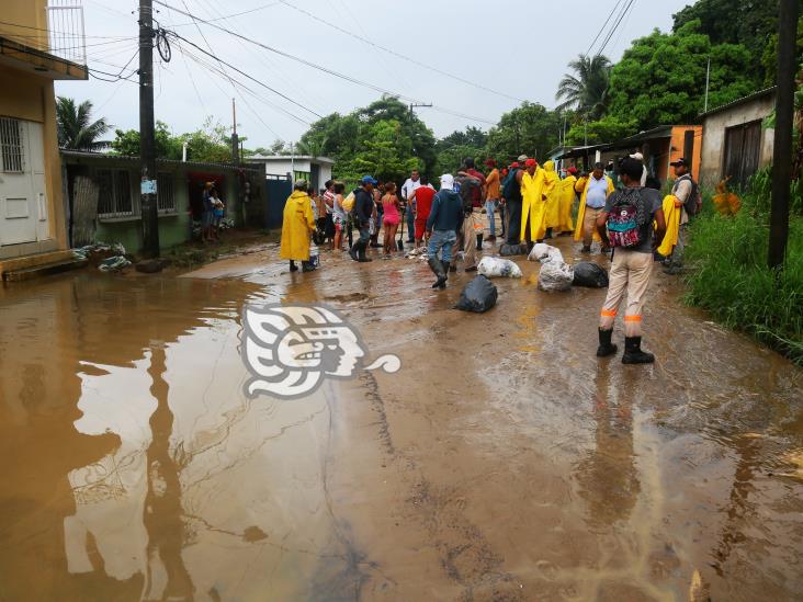 Incesante lluvia deslava ladera e inunda colonias de Coatzacoalcos(+Video)