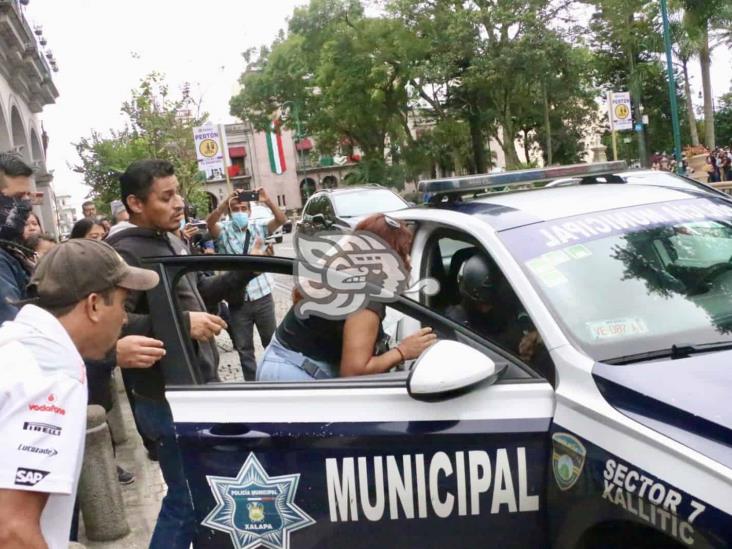 Detienen a joven tras encarar a líder social en el centro de Xalapa (+Video)