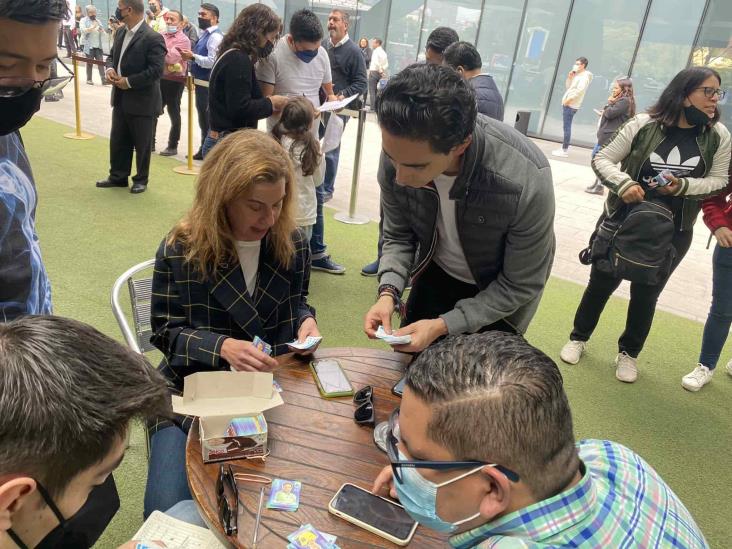 Intercambio masivo de estampas Panini en Plaza Carso en la CDMX