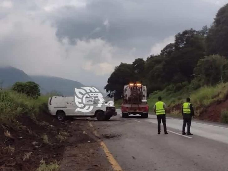 Vuelcan 2 camionetas en la Orizaba-Puebla; hubo 2 lesionados