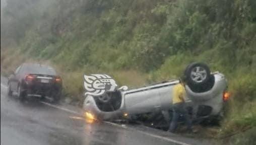 Vuelcan 2 camionetas en la Orizaba-Puebla; hubo 2 lesionados