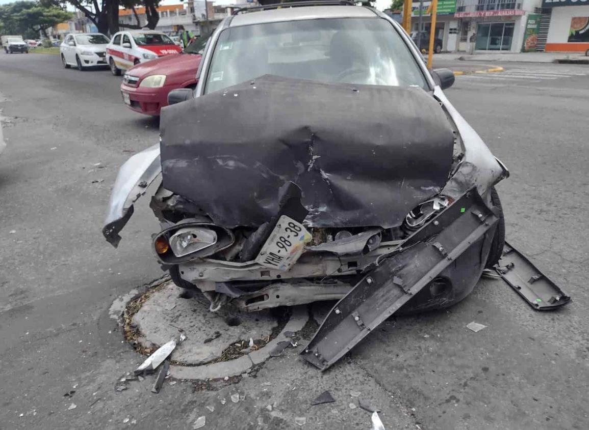 Se cruza la luz roja del semáforo y provoca accidente en Veracruz (+Video)