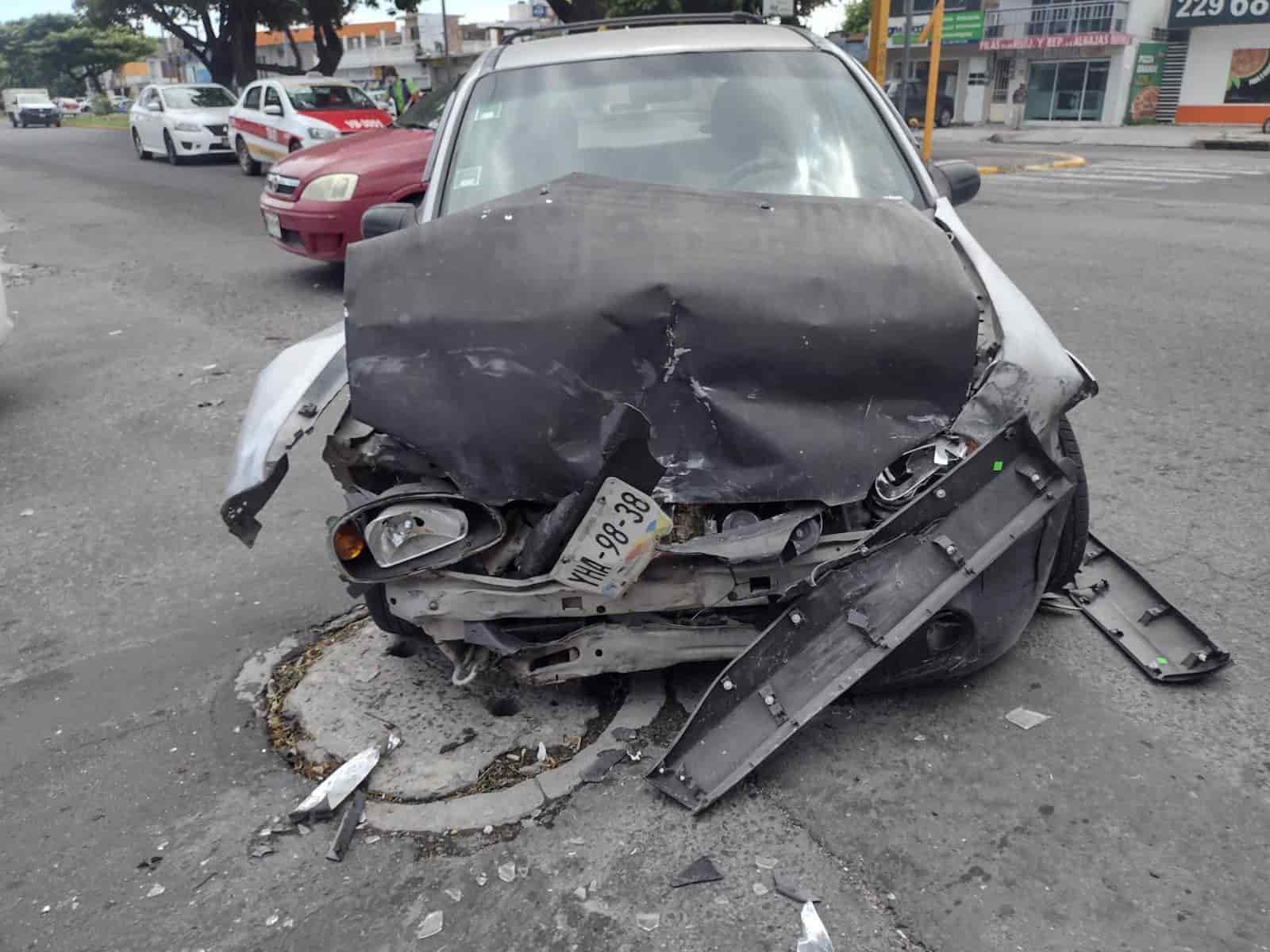 Se cruza la luz roja del semáforo y provoca accidente en Veracruz (+Video)