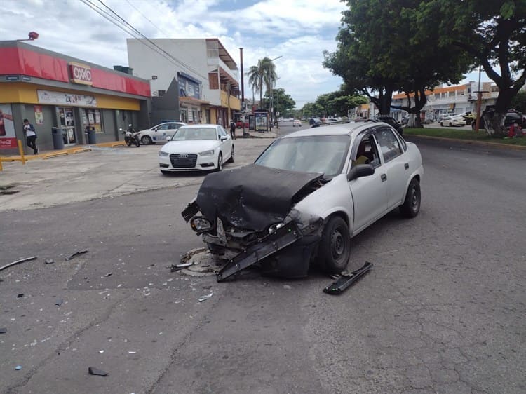 Se cruza la luz roja del semáforo y provoca accidente en Veracruz (+Video)