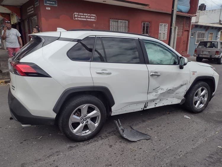 Se cruza la luz roja del semáforo y provoca accidente en Veracruz (+Video)