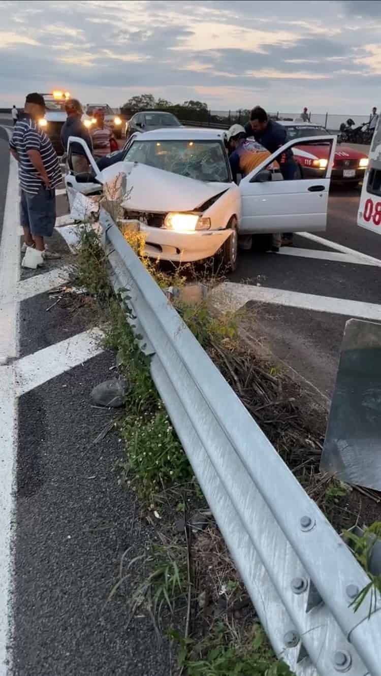 Dos personas quedan prensadas tras chocar su auto contra valla metálica en Cardel