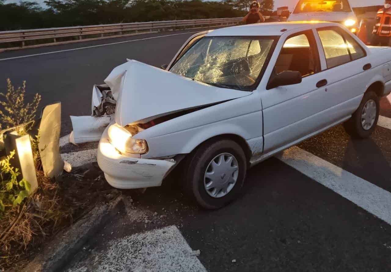 Dos personas quedan prensadas tras chocar su auto contra valla metálica en Cardel