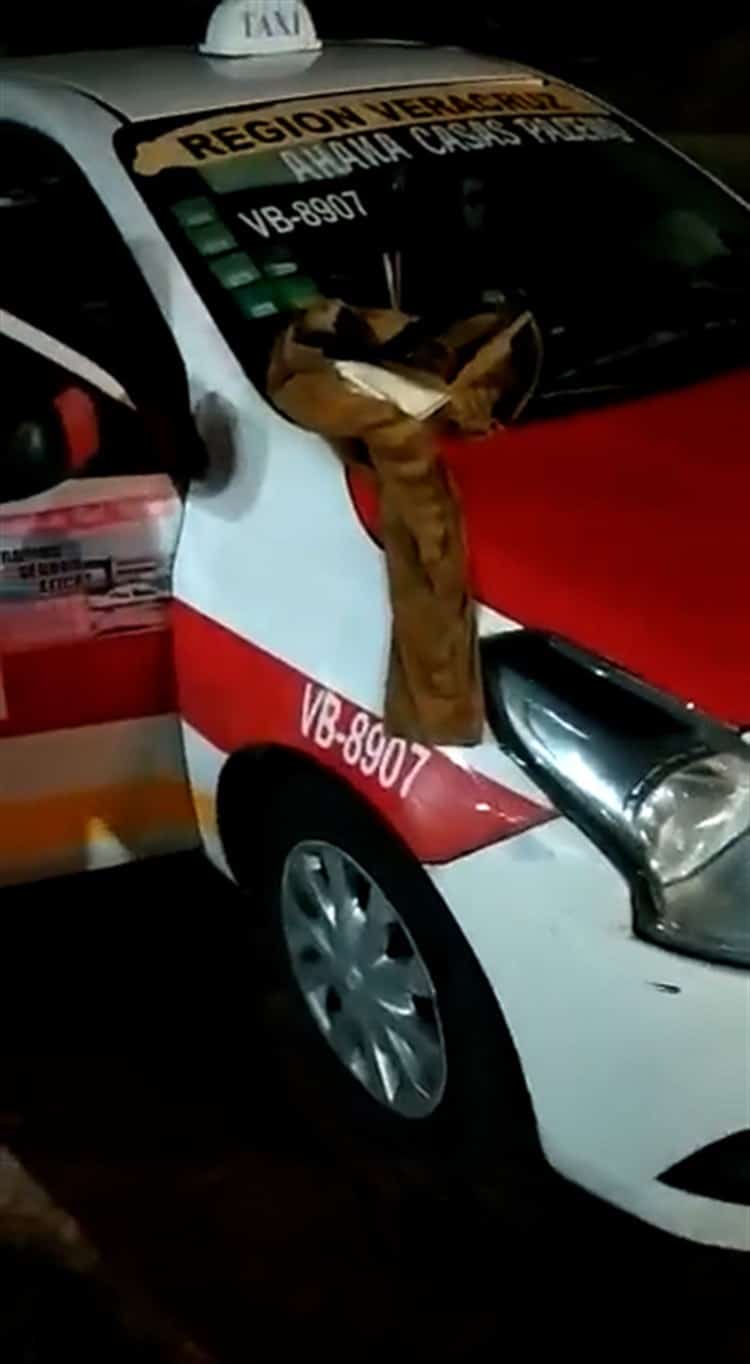 Encuentran desnudo y dormido a taxista en colonia de Veracruz dentro de su unidad