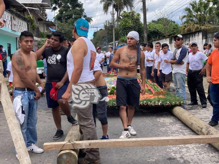 Alfombra elaborada con aserrín colorea las calles de Coatepec